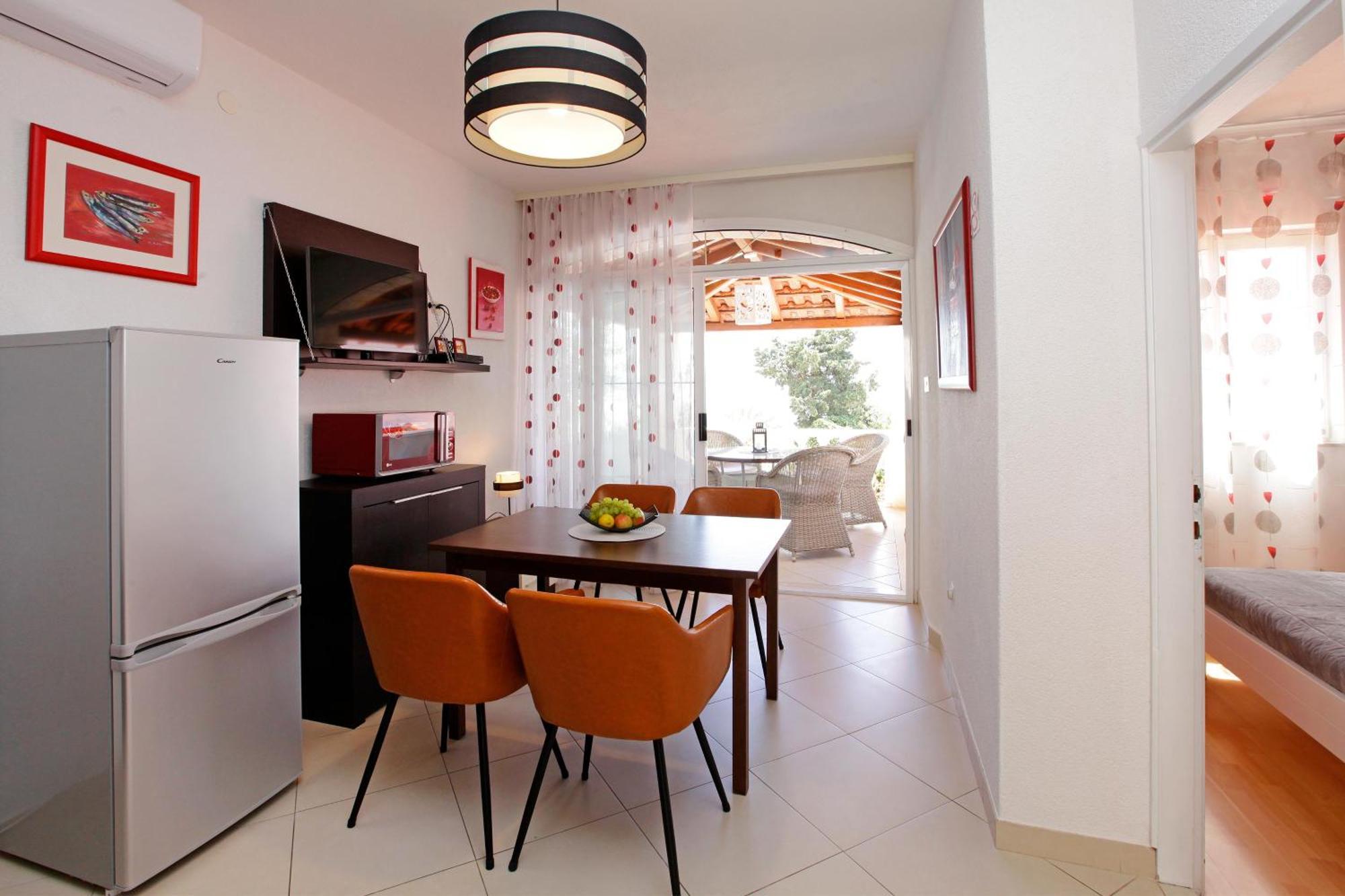 Semper - Heated Pool Apartment