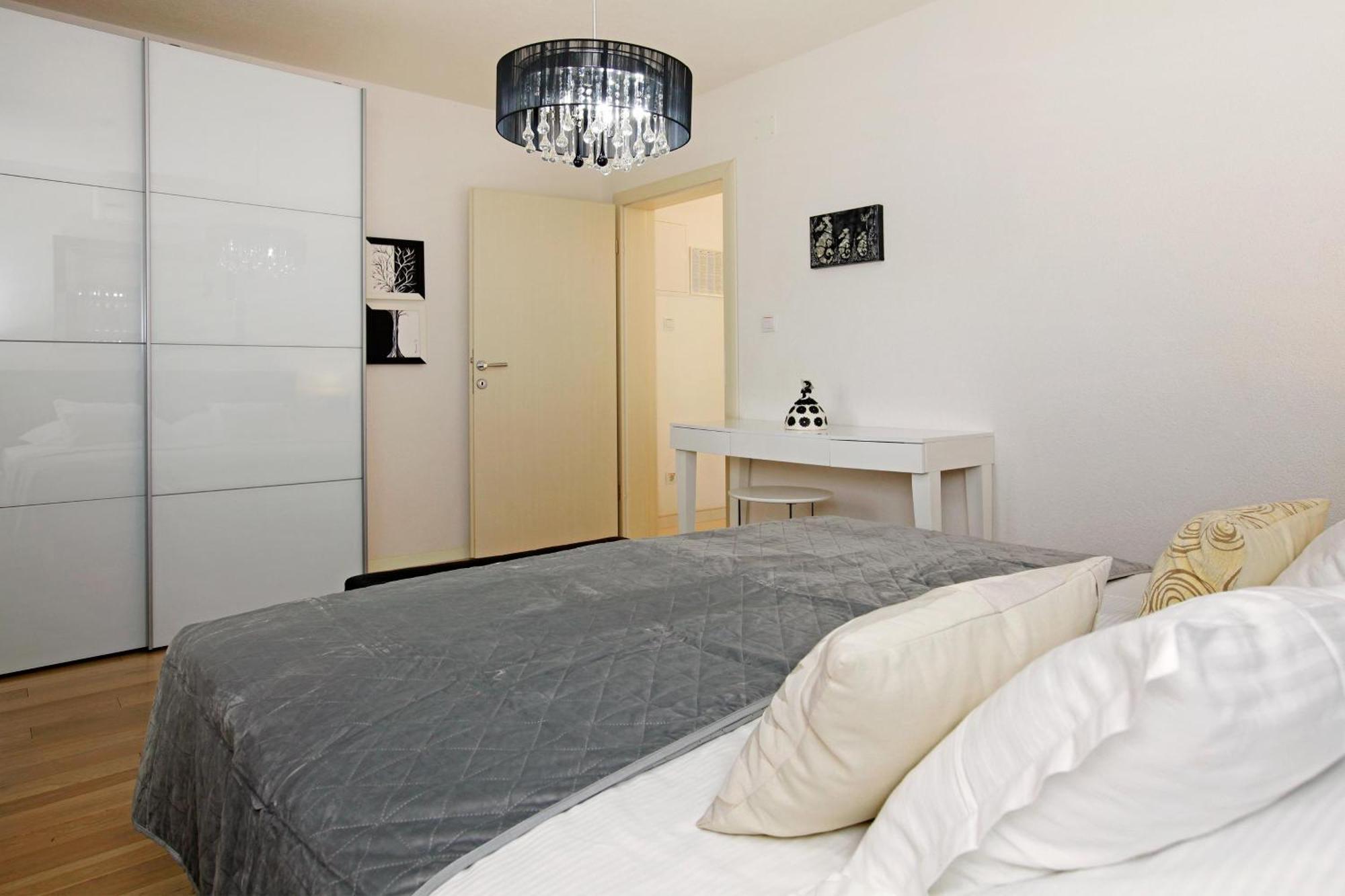 Semper - Heated Pool Apartment