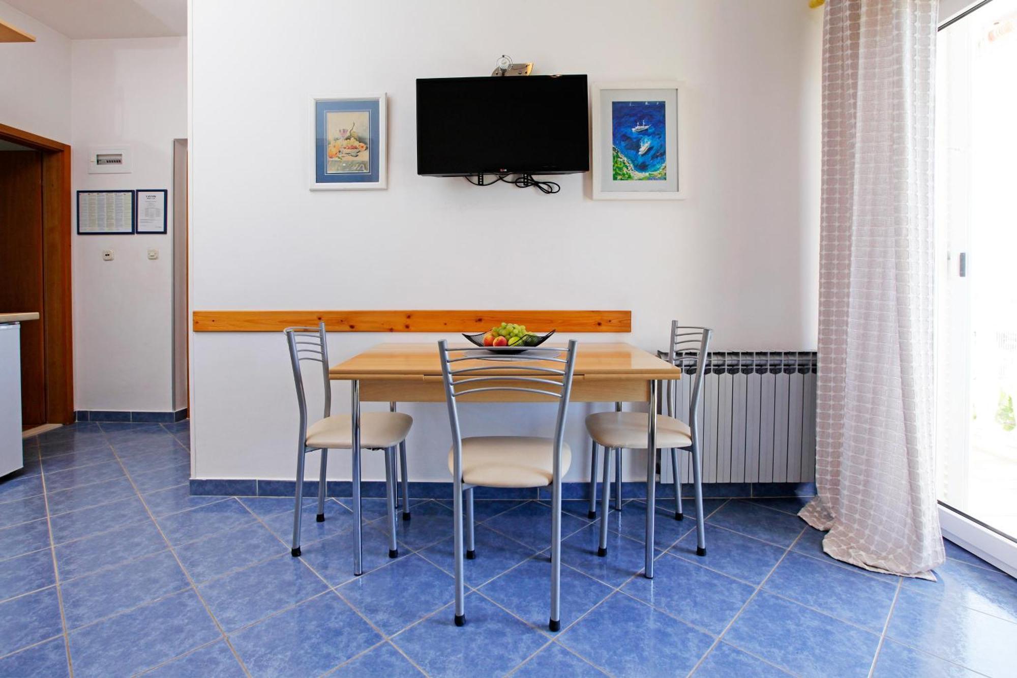 Semper - Heated Pool Apartment