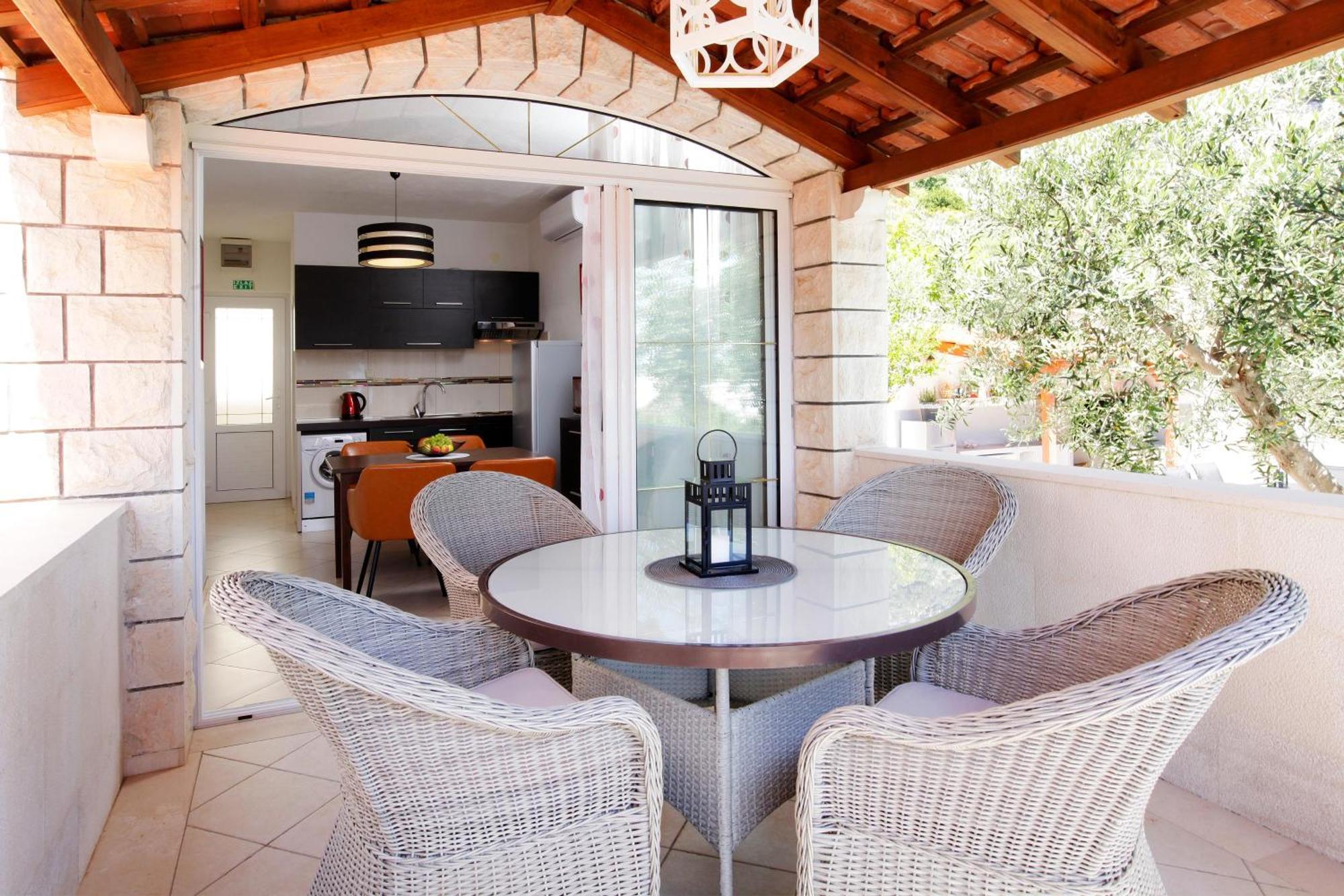 Semper - Heated Pool Apartment Bol