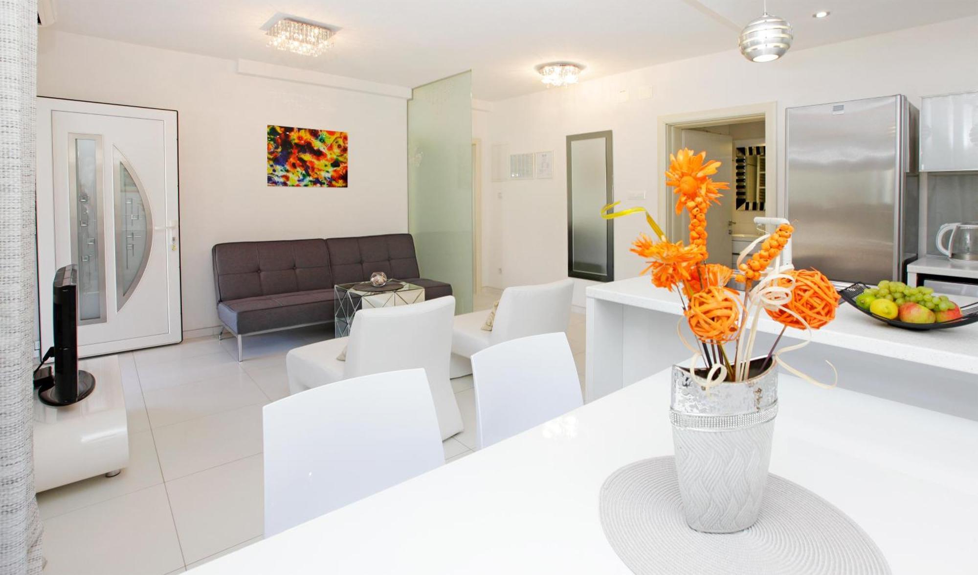 Semper - Heated Pool Apartment